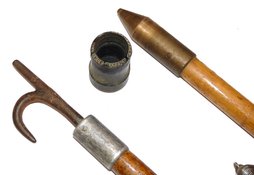 Hardy vintage bamboo shaft combined wading staff and gaffs x 2 to display - Image 4