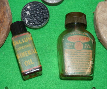 Alternative view of A mixed bundle of vintage tackle comprising Pflueger,Kalium,early Gut Eyed salmon flies