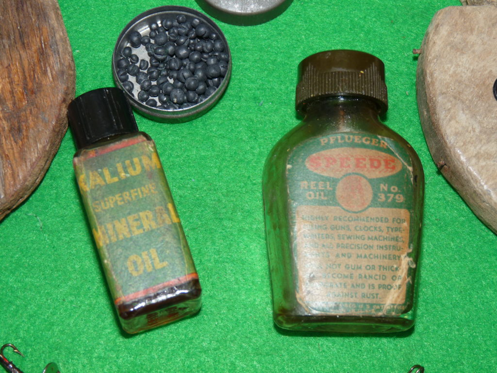 Alternative view of A mixed bundle of vintage tackle comprising Pflueger,Kalium,early Gut Eyed salmon flies