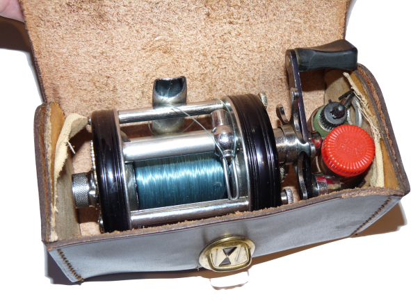 Abu Ambassadeur 6000C black multiplier reel three screw end plate excellent condition with case - Image 5