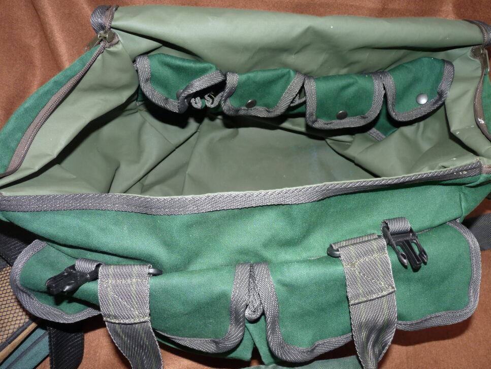 Wychwood large tackle carryall, Ron Thompson bag & wooden box + trout flies, - Image 3