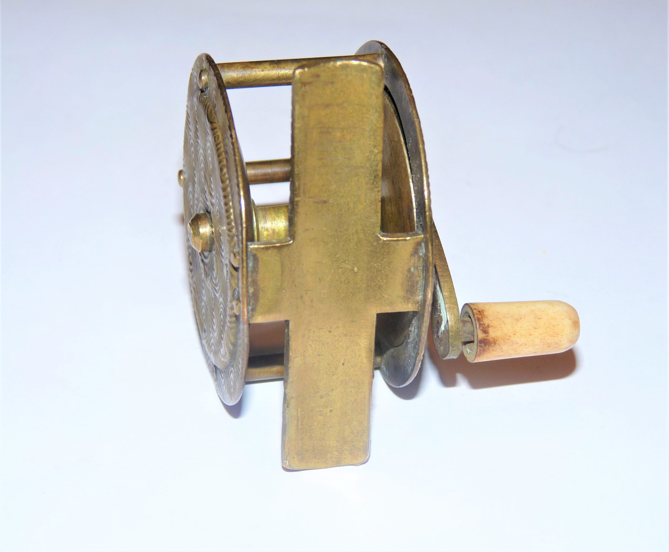 Brass 2" vintage fishing reel with decorative flower swirl to front & back plates to display - Image 3