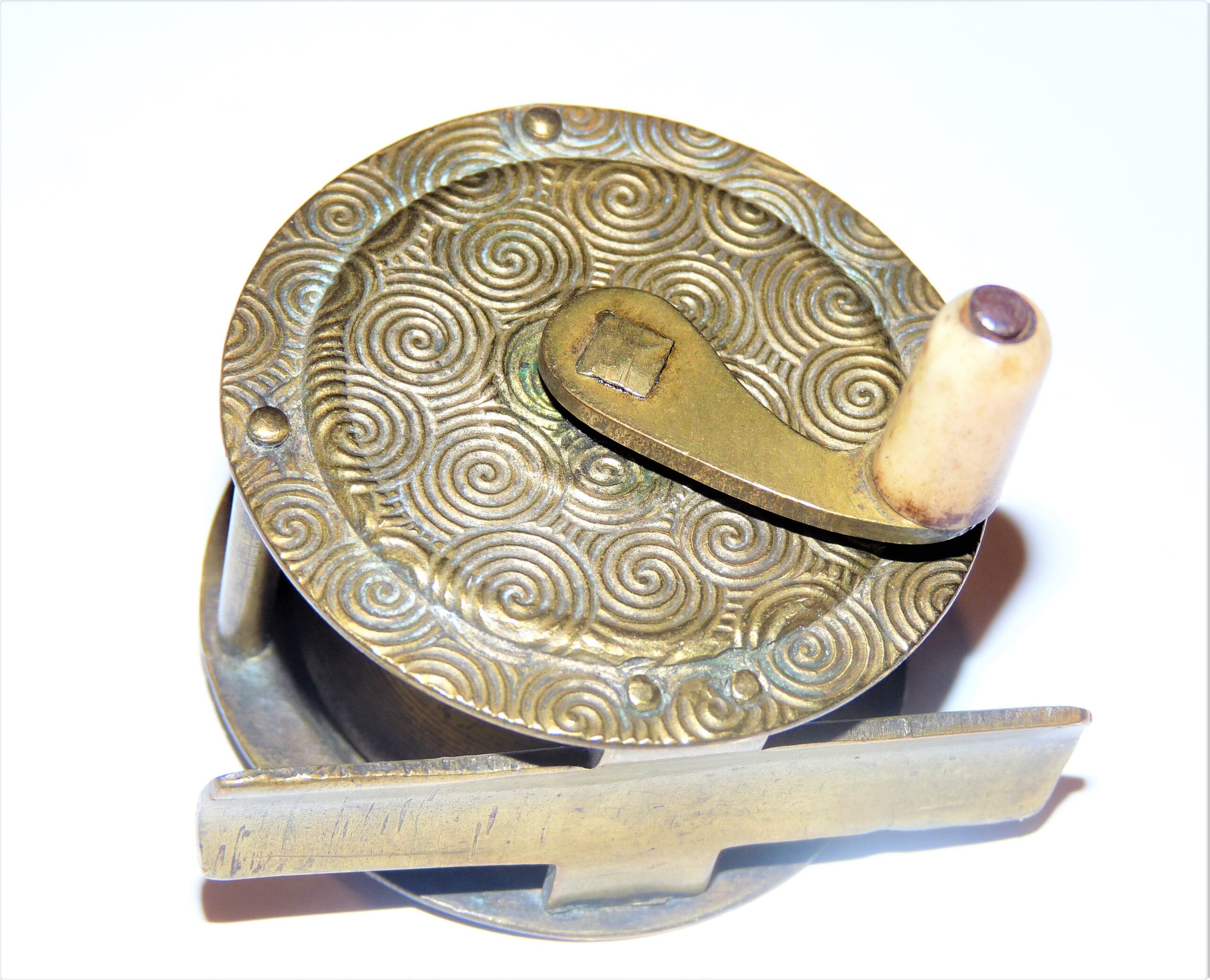 Brass 2" vintage fishing reel with decorative flower swirl to front & back plates to display - Image 4