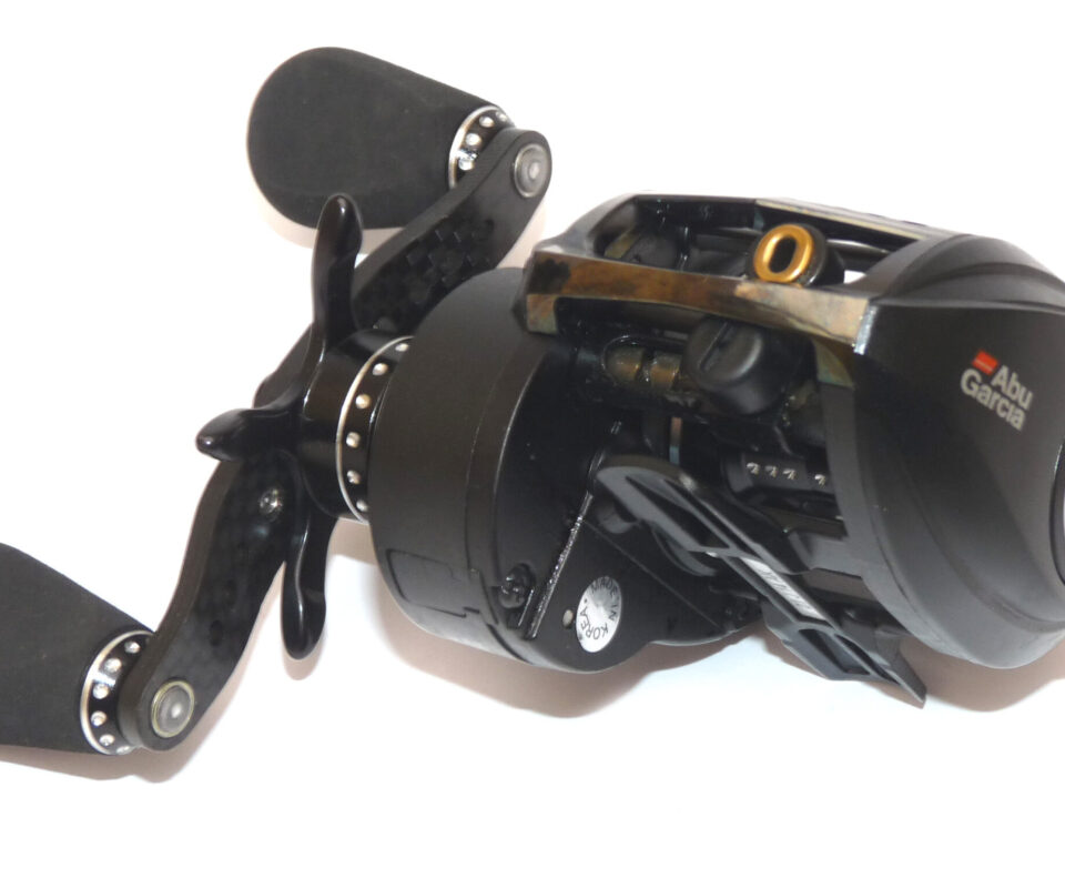 Alternative view of Abu Revo MGXtreme low profile multiplier reel black finish carbon handle bar