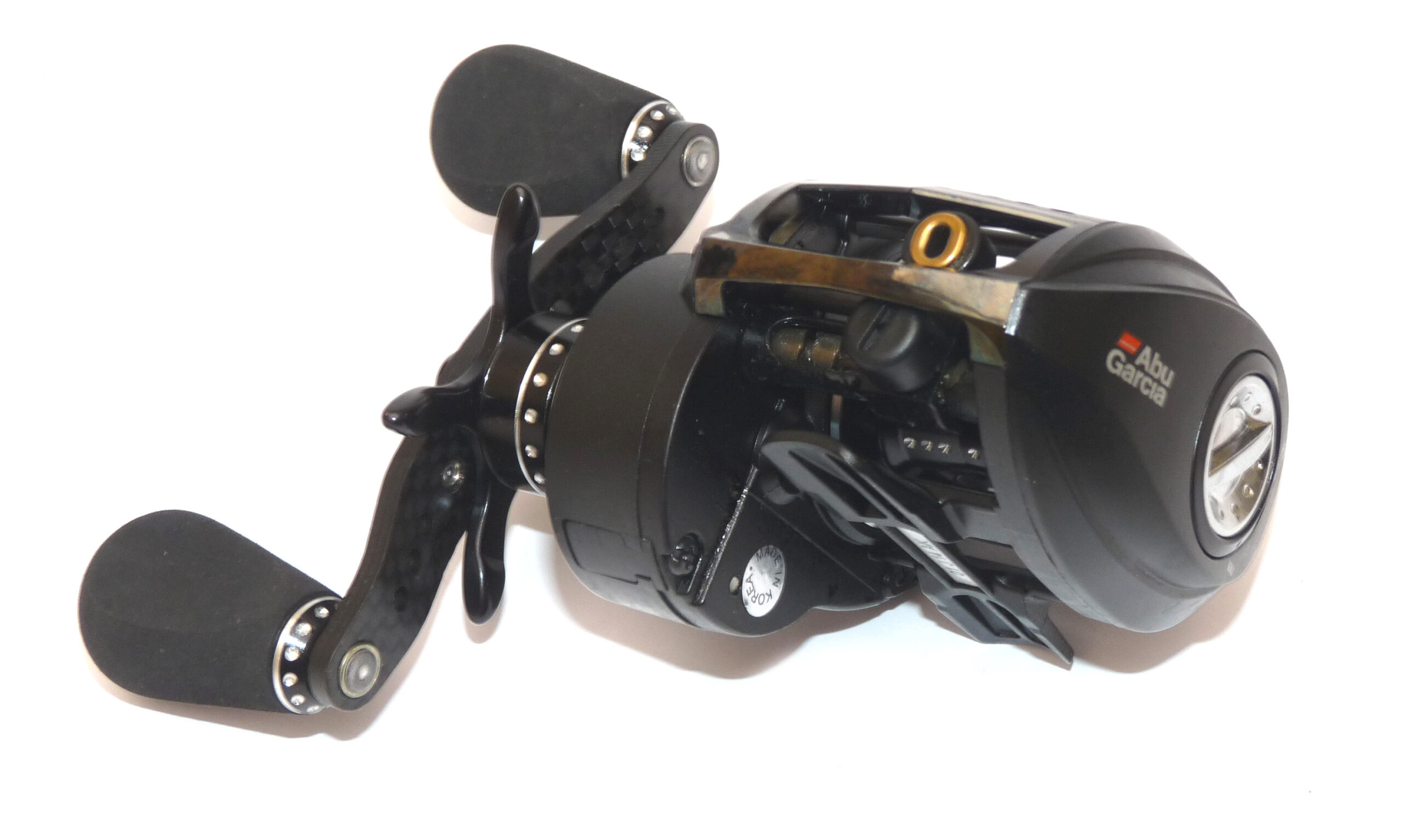 Abu Revo MGXtreme low profile multiplier reel black finish carbon handle bar - Image 2
