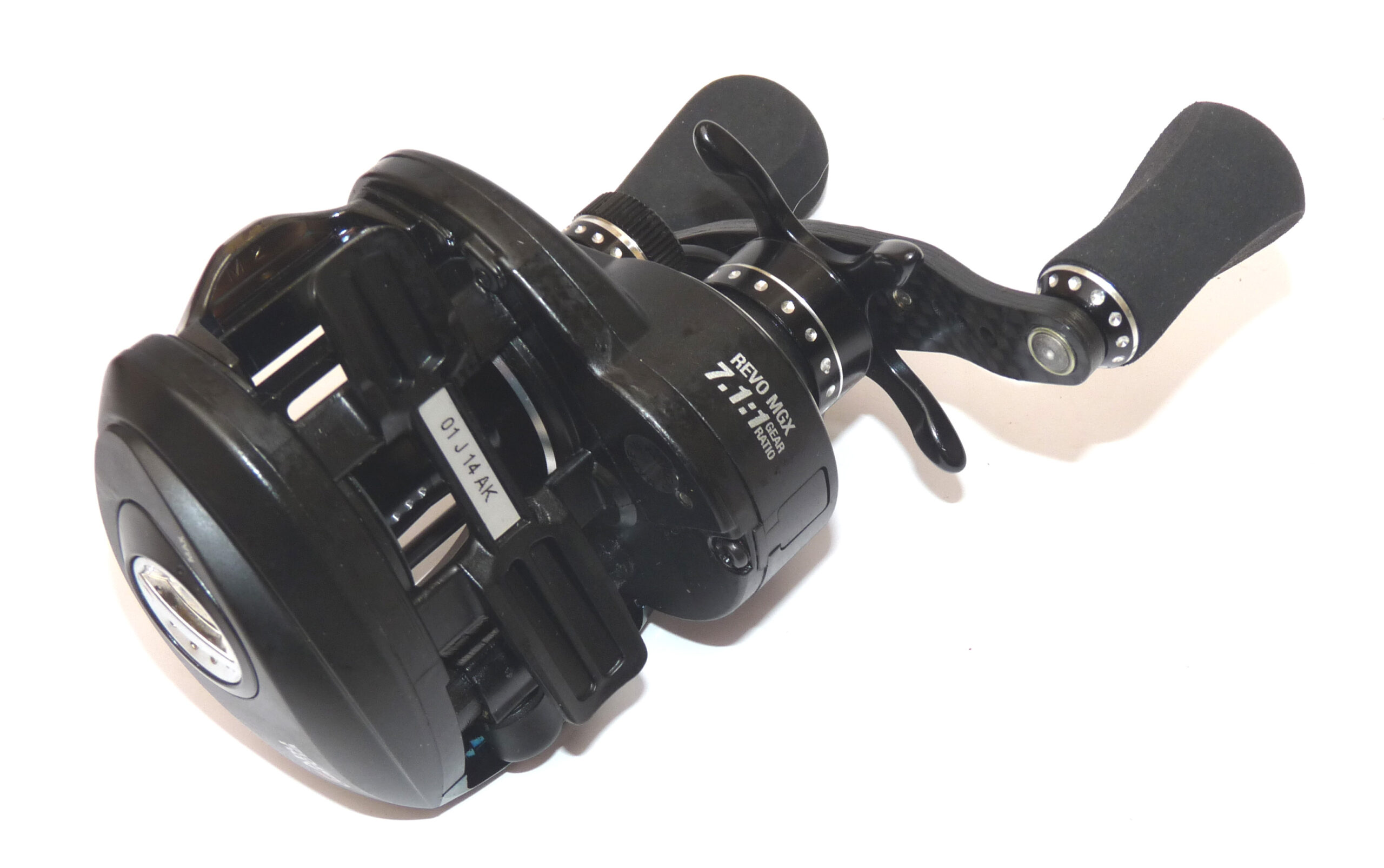 Abu Revo MGXtreme low profile multiplier reel black finish carbon handle bar - Image 3