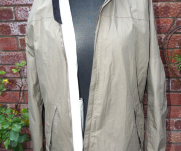 Barbour Waterproof and breathable country lightweight jacket in size large multi pocket with hood