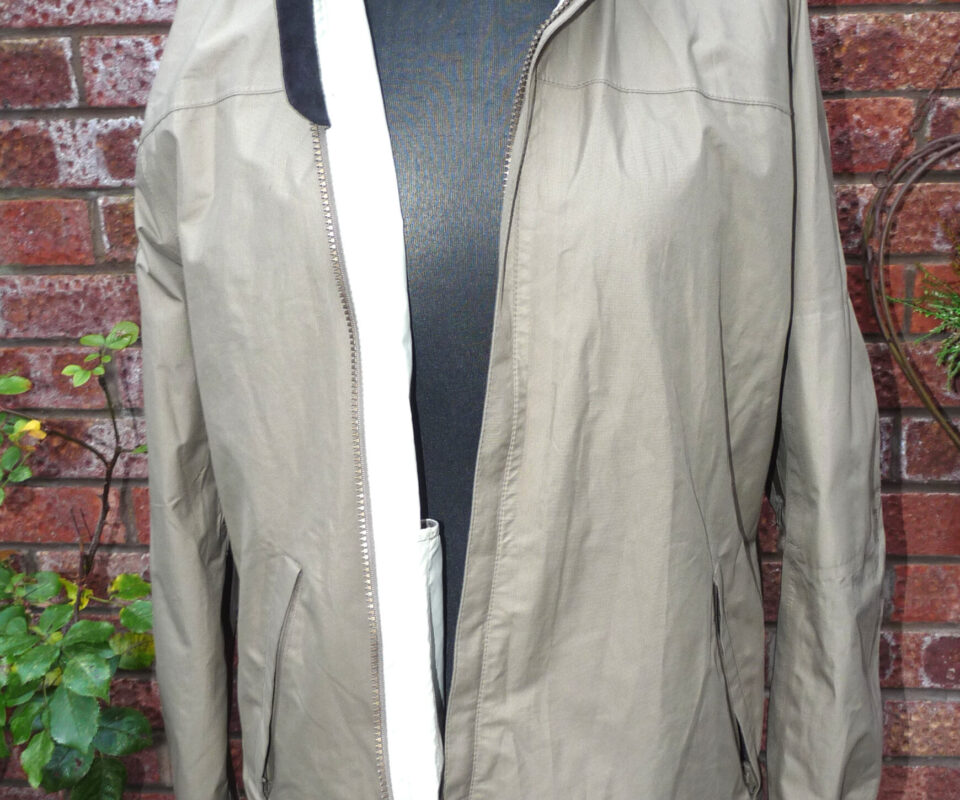 Barbour Waterproof and breathable country lightweight jacket in size large multi pocket with hood