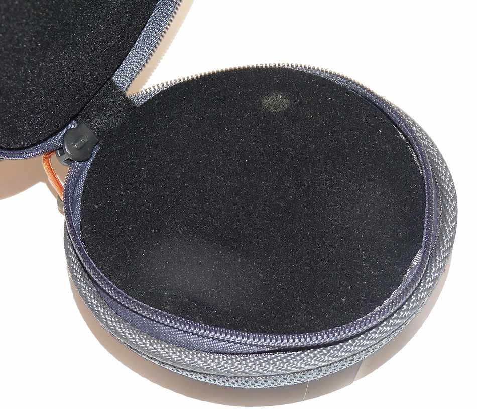 Fishpond high quality zipped fishing reel case with padded liner - Image 3