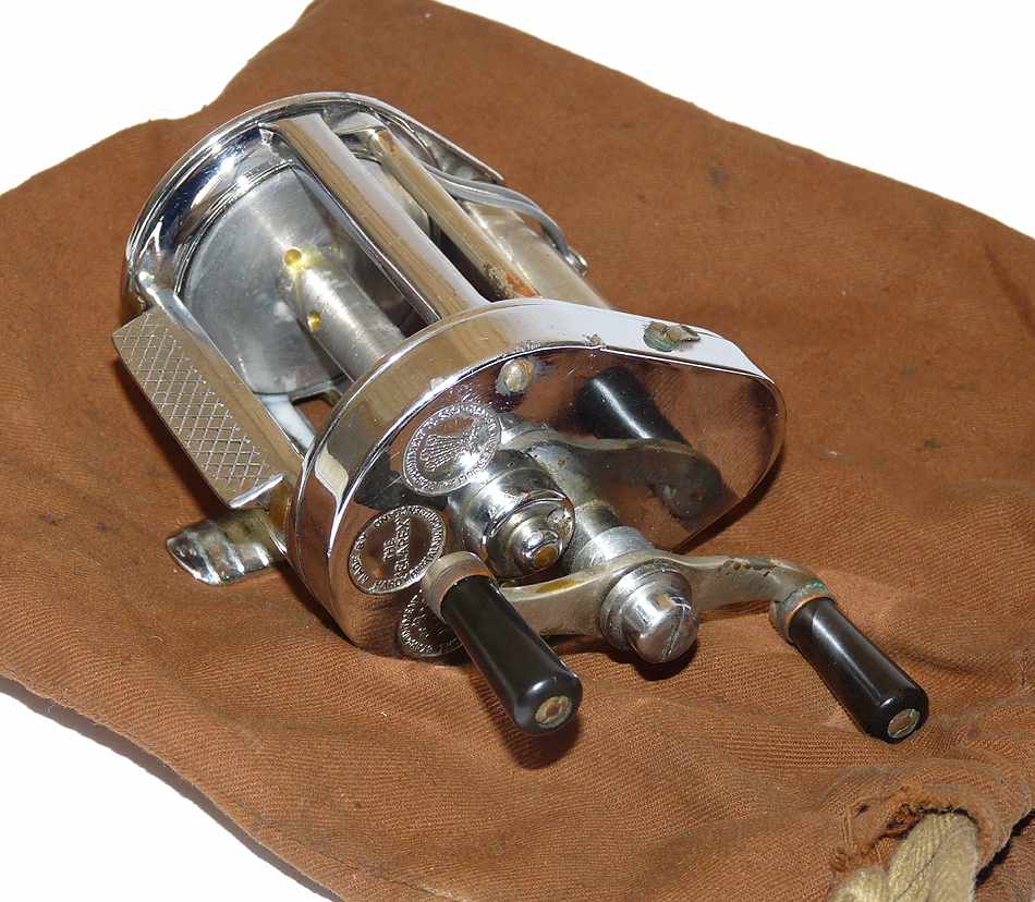 Hardy Elarex vintage bait casting multiplier reel with celluloid spash shield - Image 2