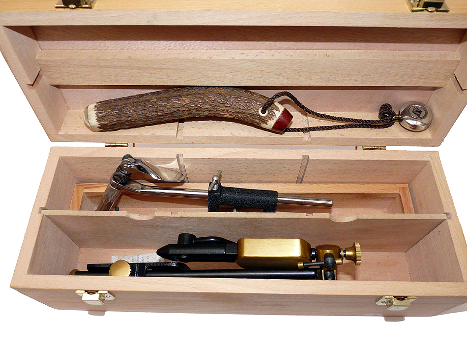 2 fly tying vices & staghorn priest in custom wooden box - Image 4