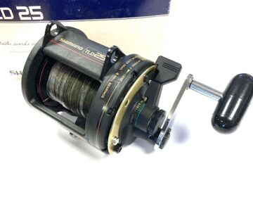 Alternative view of Shimano TDL 25 deep sea fishing reel with box