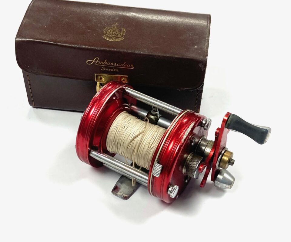Abu Ambassadeur 6000 red reel with leather reel case