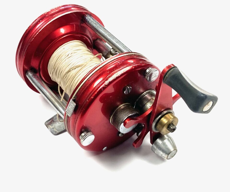 Alternative view of Abu Ambassadeur 6000 red reel with leather reel case