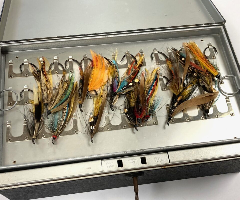 Black Japanned Vintage Fly Reservoir 5 Trays With Loads Of Large / Medium Vintage Salmon Flies
