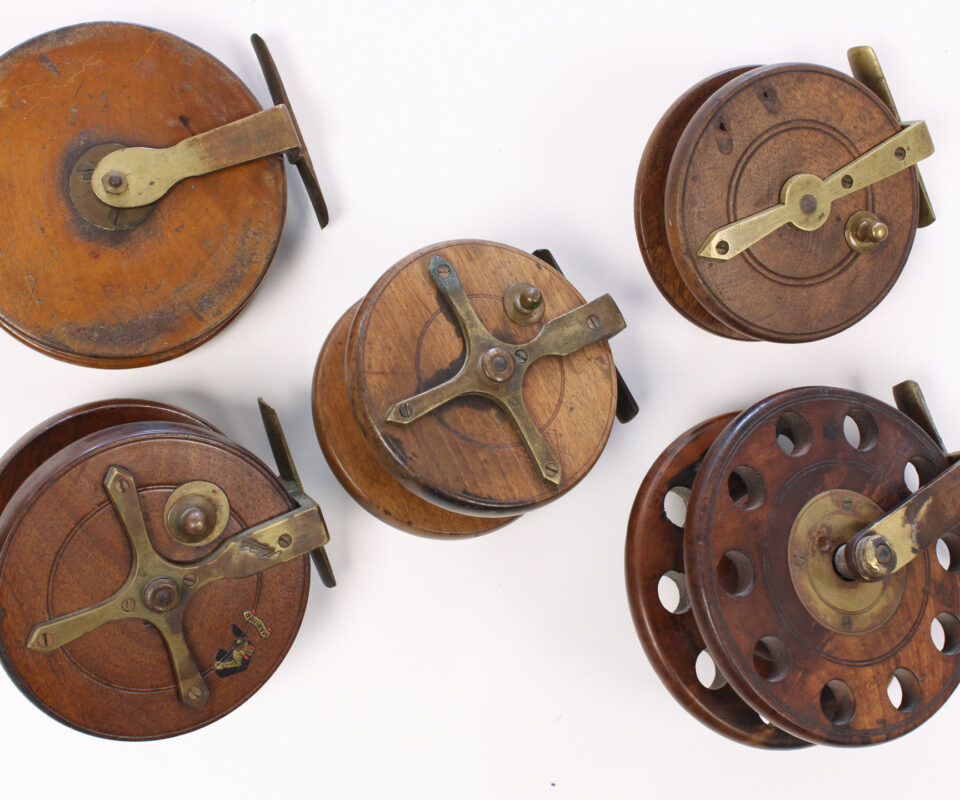   5 x unknown wood and brass Nottingham 3 1/2 " - 5 " Casting reel