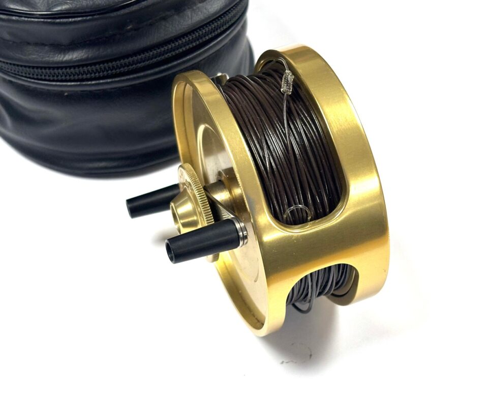   Fin-Nor No 3 Salt Water Right Hand Wind 3 3/4″ Reel With Pouch