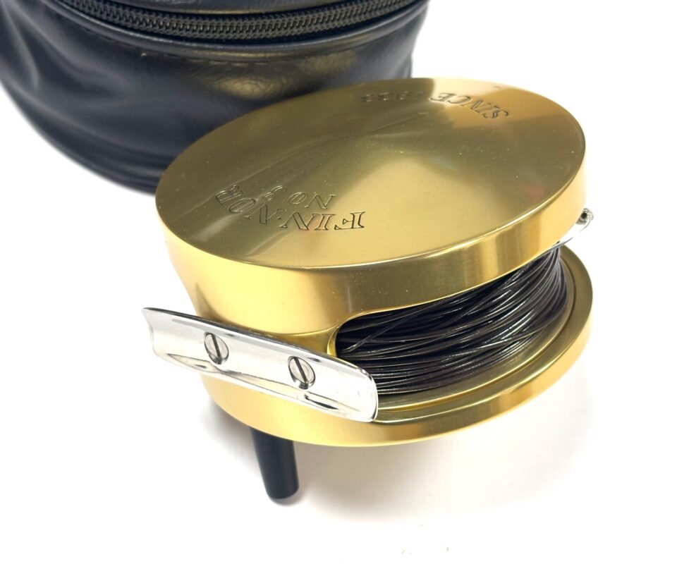   Fin-Nor No 3 Salt Water Right Hand Wind 3 3/4″ Reel With Pouch