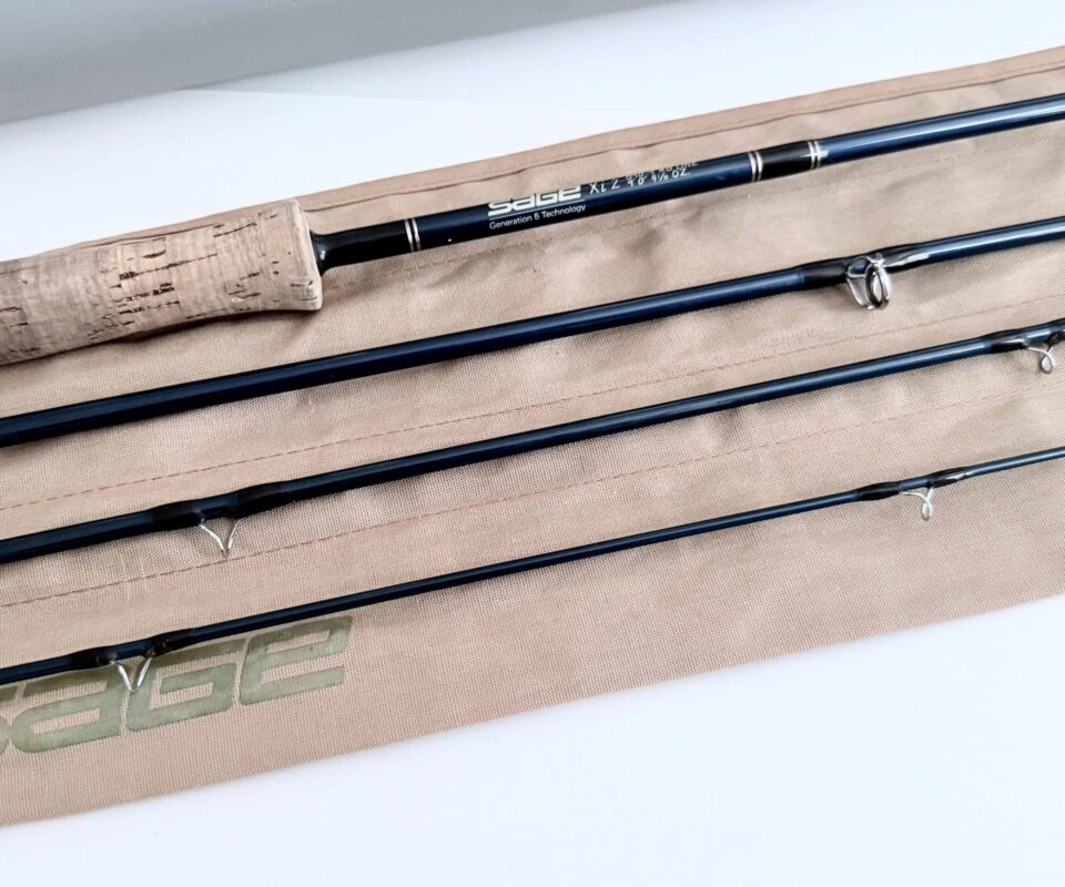 Sage Xi2 9′ 4 Piece Carbon Saltwater Fly Rod #8 Excellent with Bag and Alloy tube