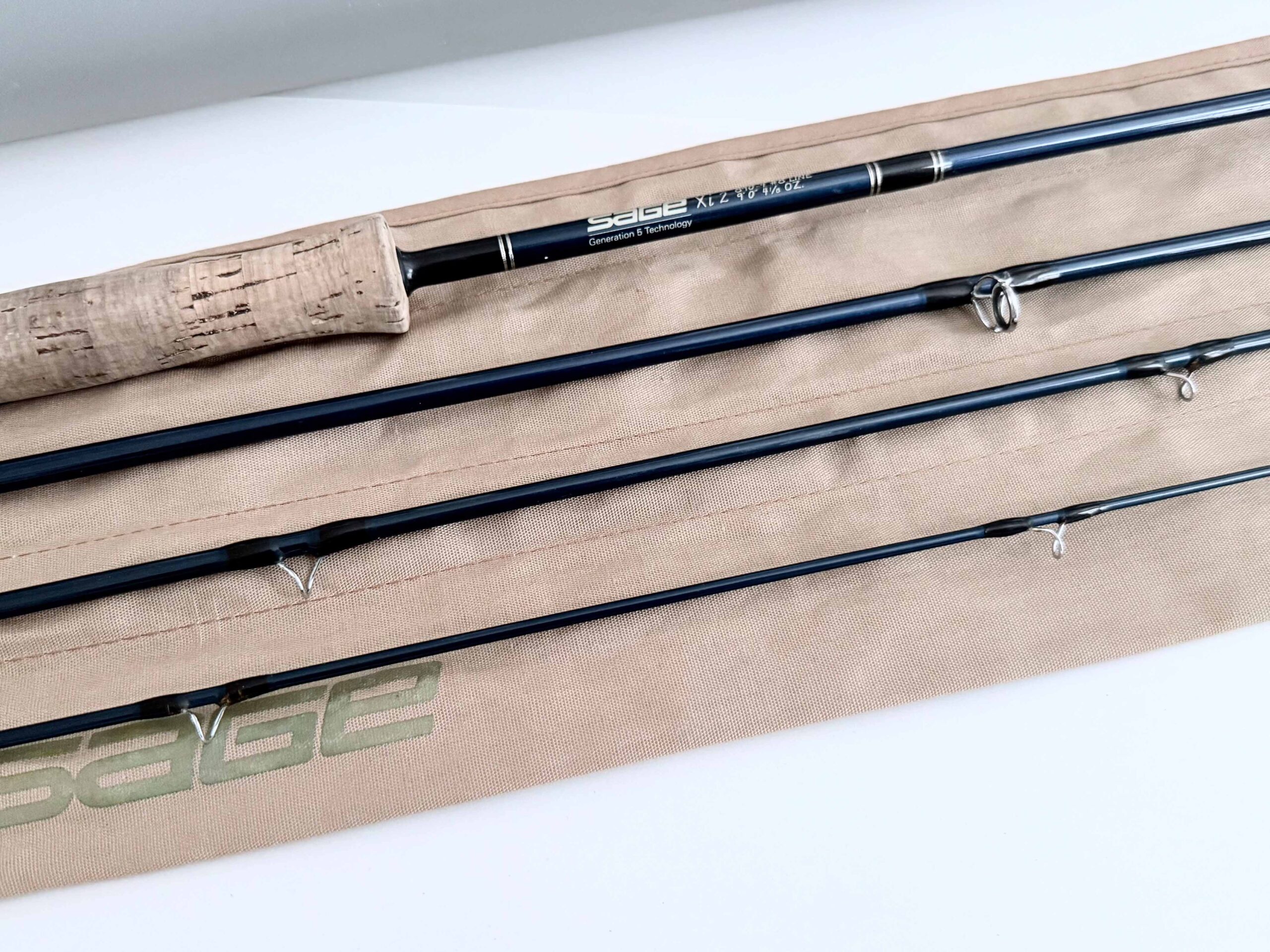 Sage Xi2 9′ 4 Piece Carbon Saltwater Fly Rod #8 Excellent with Bag and Alloy tube