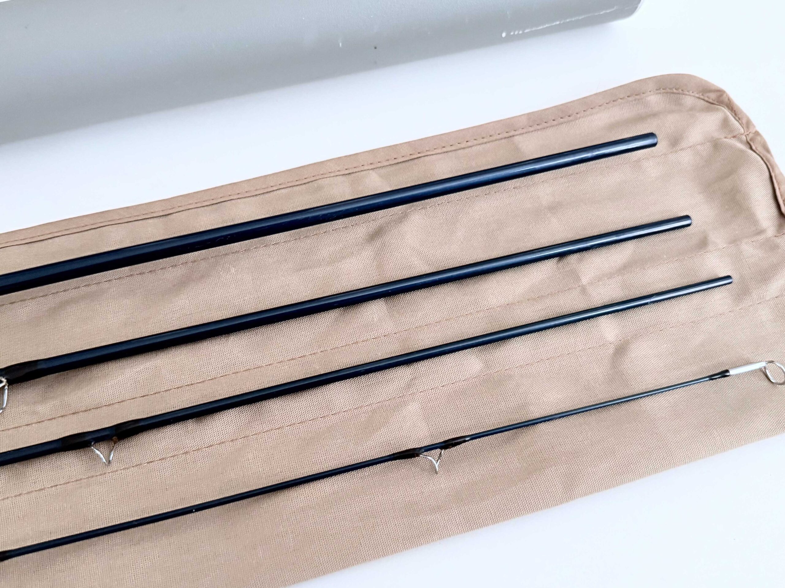 Sage Xi2 9′ 4 Piece Carbon Saltwater Fly Rod #8 Excellent with Bag and Alloy tube