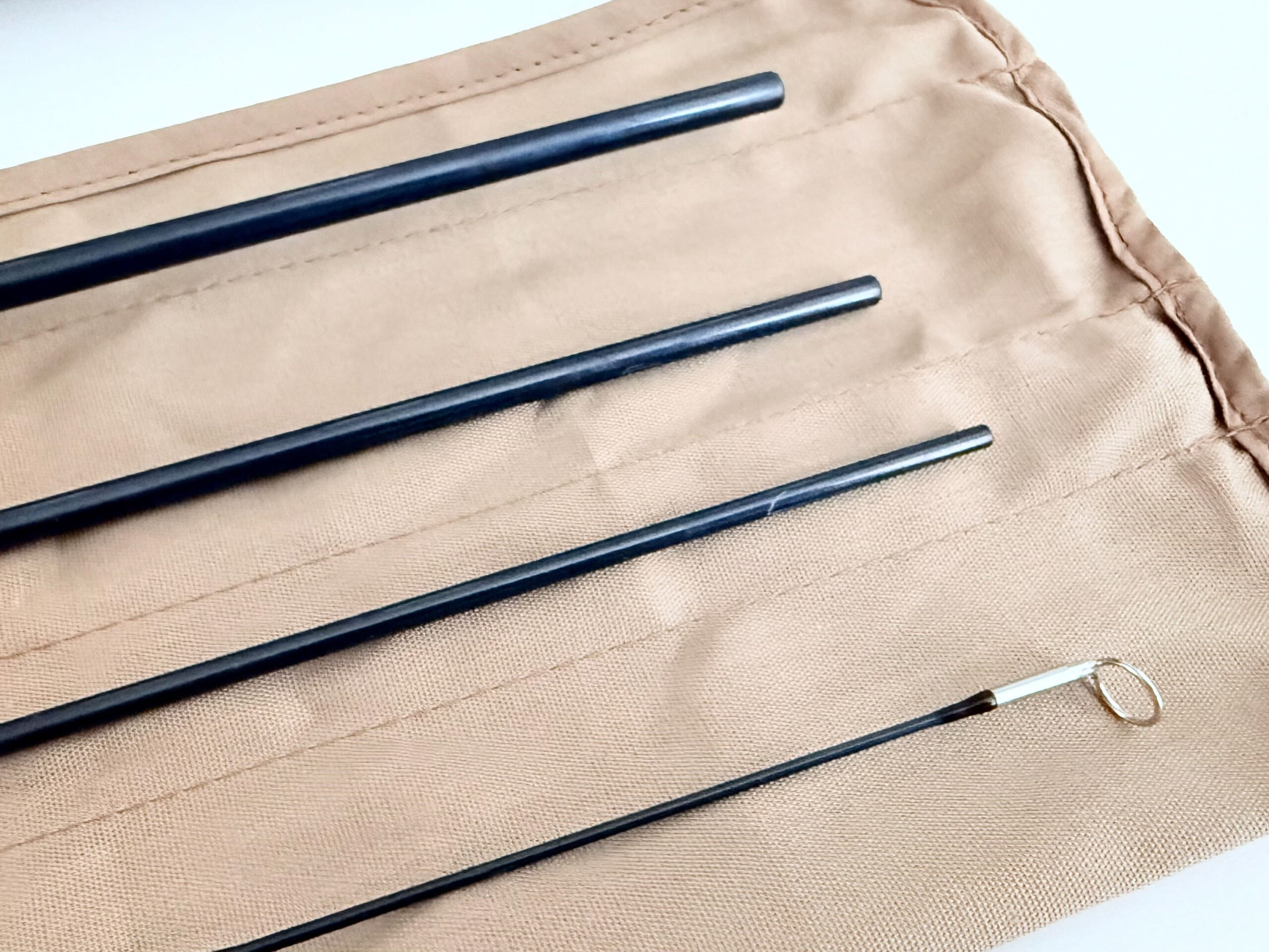 Sage Xi2 9′ 4 Piece Carbon Saltwater Fly Rod #8 Excellent with Bag and Alloy tube