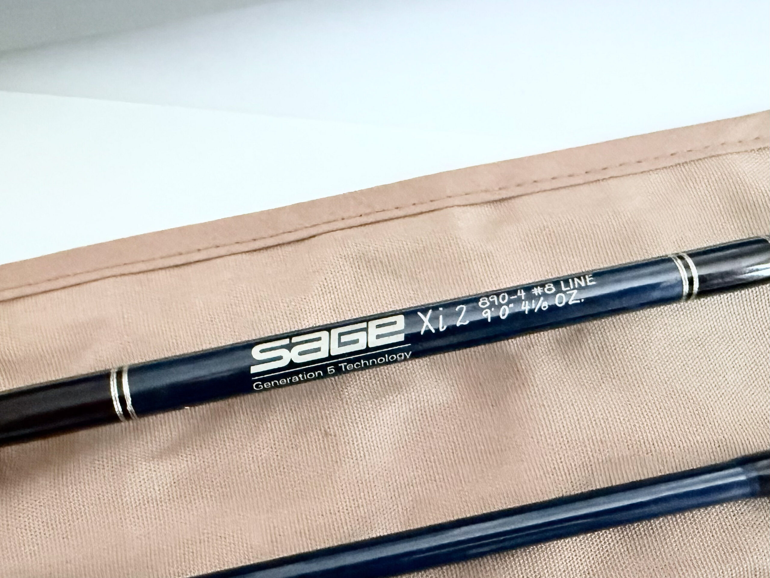 Sage Xi2 9′ 4 Piece Carbon Saltwater Fly Rod #8 Excellent with Bag and Alloy tube