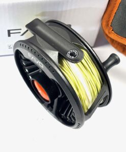 Alternative view of Guideline Favo #4/6 LHW reel with pouch and box