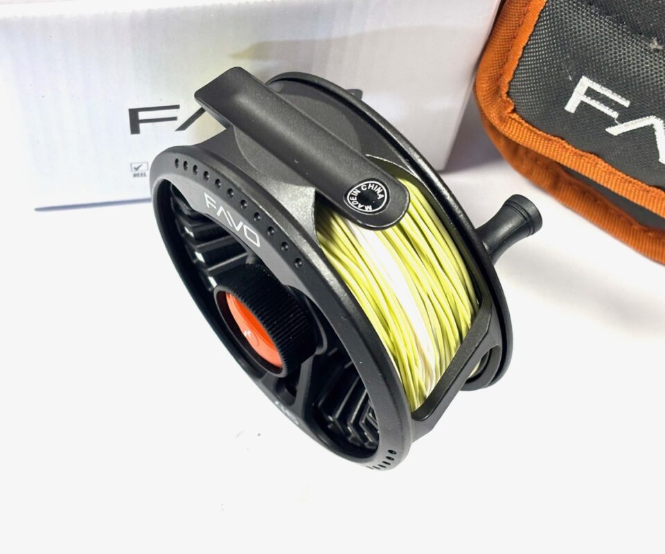 Alternative view of Guideline Favo #4/6 LHW reel with pouch and box