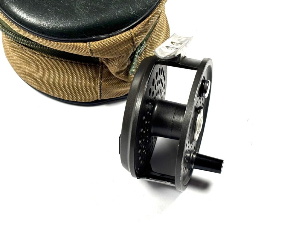 Alternative view of Orvis Battenkill 8/9 disc trout fly reel & padded case